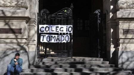 Estudiantes toman el Colegio Nacional de Buenos Aires, exigen la renuncia de la rectora