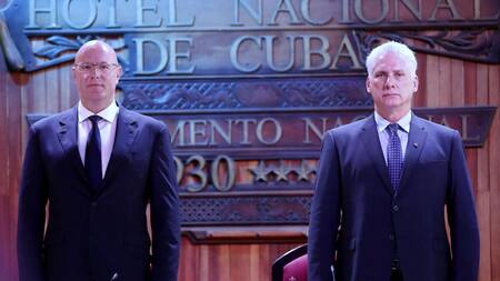 Presidente de Cuba Miguel Diaz-Canel y el vicepresidente de Rusia Dmitri Chernyshenko en Foro Económico Empresarial . Foto Efe