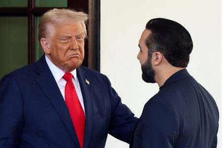El saludo entre Donald Trump y Nayib Bukele en la Casa Blanca. Foto: Reuters (Kevin Lamarque)