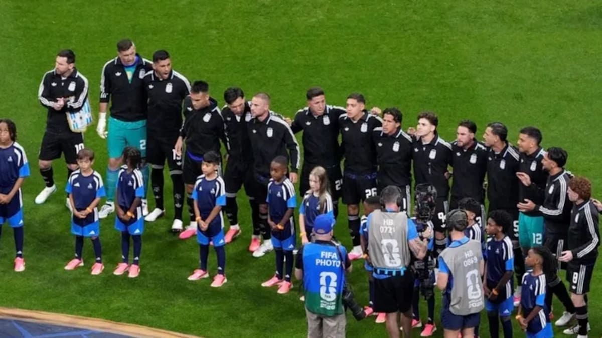 Los futbolistas mostraron mucha emoción al entonar las estrofas.