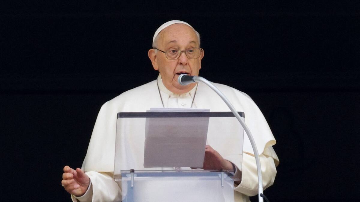 El papa Francisco durante el rezo del ángelus en la plaza de San Pedro. Foto: Reuters