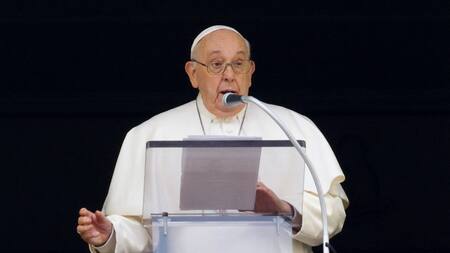 El papa Francisco durante el rezo del ángelus en la plaza de San Pedro. Foto: Reuters