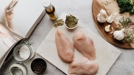 Cómo cocinar las pechugas de pollo con yogur. Foto: Pexels.