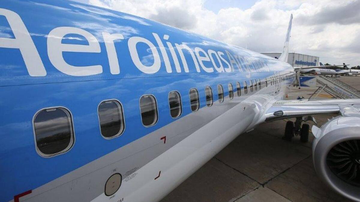 La Aerolínea de bandera tomó una drástica decisión acoplándose a una tendencia global que impactará en la compra de pasajes. Qué cambió.