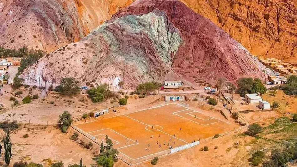 La cancha de fútbol del club Santa Rosa de Purmamarca. Foto: NA.