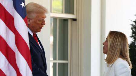 Giorgia Meloni y Donald Trump. Foto: REUTERS/Evelyn Hockstein.