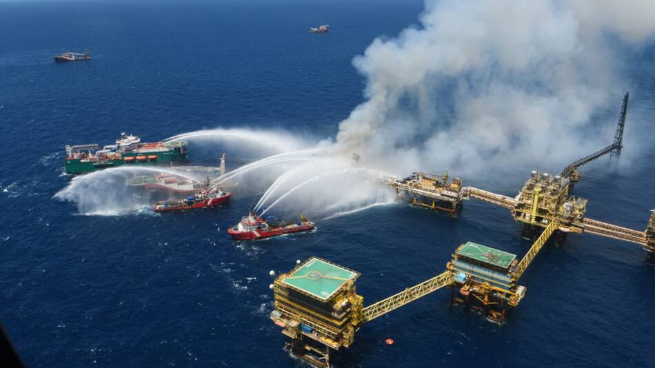 Incendio en la plataforma petrolera de Pemex. Foto: Twitter @Pemex.