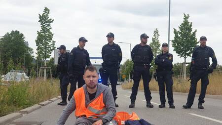 Activistas climáticos alemanes se pegan al piso. Foto: Letzte Generation