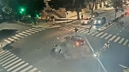 La camioneta tenía paso en verde cuando fue embestida por las dos motos. Foto: captura.