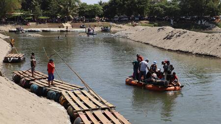 Migrantes en la frontera entre México y Estados Unidos. Foto: EFE.
