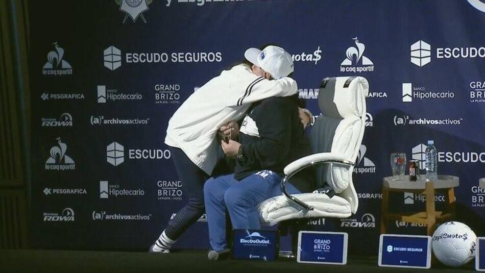 Hermana de Cristina Kirchner con Diego Maradona en presentación en Gimnasia La Plata