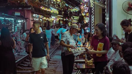 El bar más extraño del mundo. Foto: Instagram @railwaycafehanoi