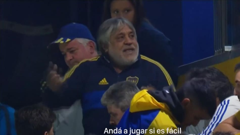 Cacho Riquelme discutió con otros hinchas de Boca. Foto: Captura de pantalla.