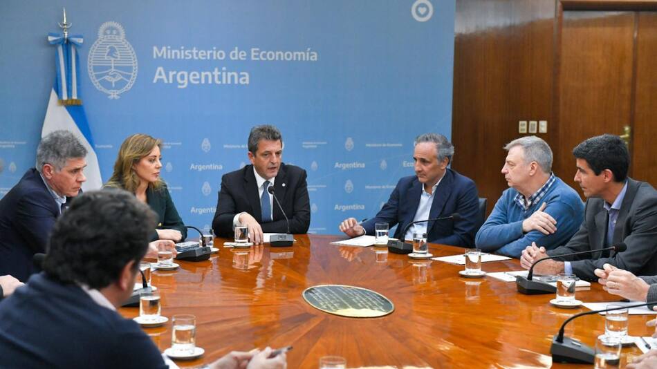 Sergio Massa anunció congelamiento de precios de naftas hasta el 31 de octubre. Foto: prensa.