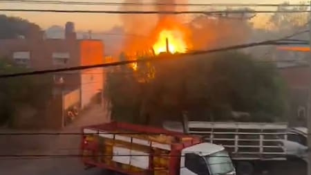 Impactantes imágenes: se incendió una fábrica de garrafas en Merlo y se registraron fuertes explosiones en la zona
