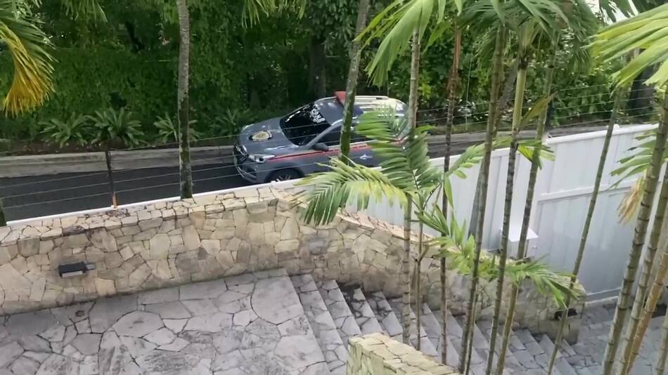 Efectivos de Venezuela intentan ingresar a la residencia de la embajada argentina en Caracas.