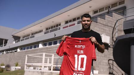 Sergio Agüero con la mítica 10 de Independiente. Foto: X @Independiente.