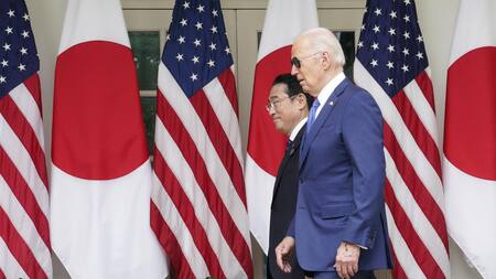 Joe Biden y Fumio Kishida, primer ministro japonés. Foto: EFE