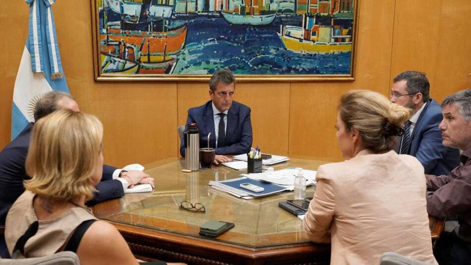Sergio Massa, Flavia Royón y directivos de Edesur. NA