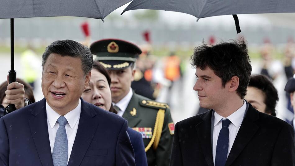 El presidente chino, Xi Jinping y el primer ministro francés, Gabriel Attal. Foto: EFE.
