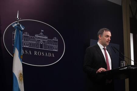 Adorni en conferencia de prensa hablando de Espert.