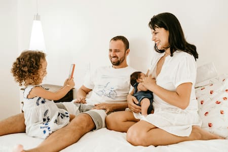 Maternidad, lactancia, bebé, salud. Foto: Unsplash