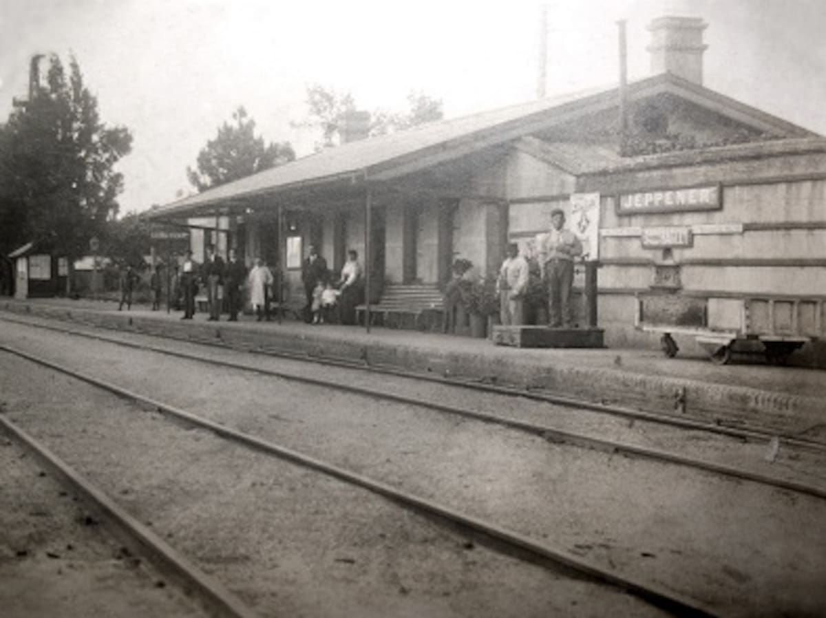 Con su arquitectura histórica, calles tranquilas y cabinas telefónicas restauradas, Jeppener ofrece una postal única a pocos kilómetros de la Ciudad de Buenos Aires.