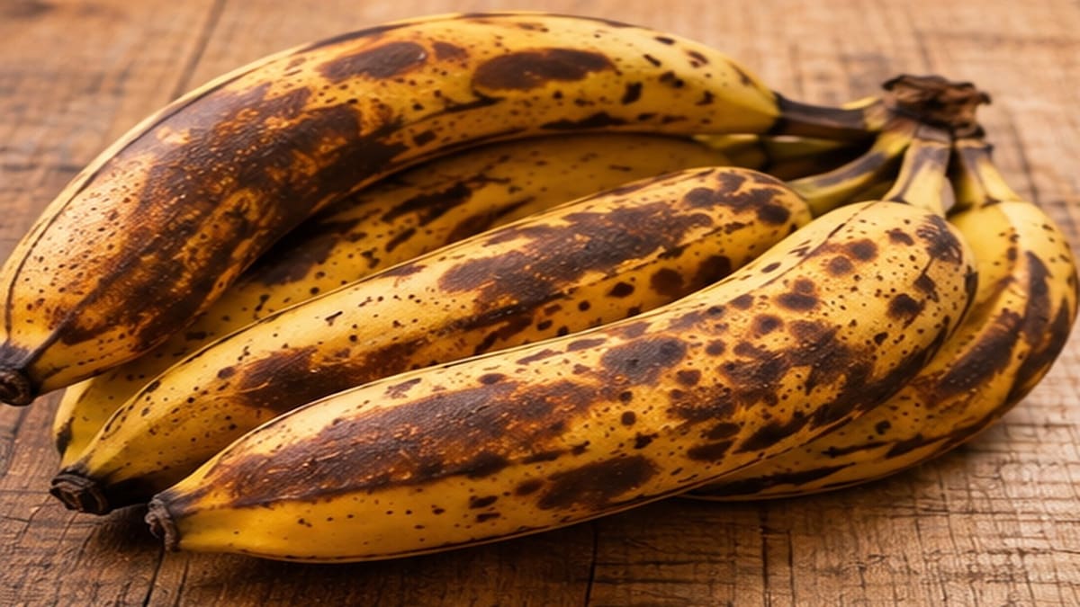 Postre con bananas maduras y masa de pizza.