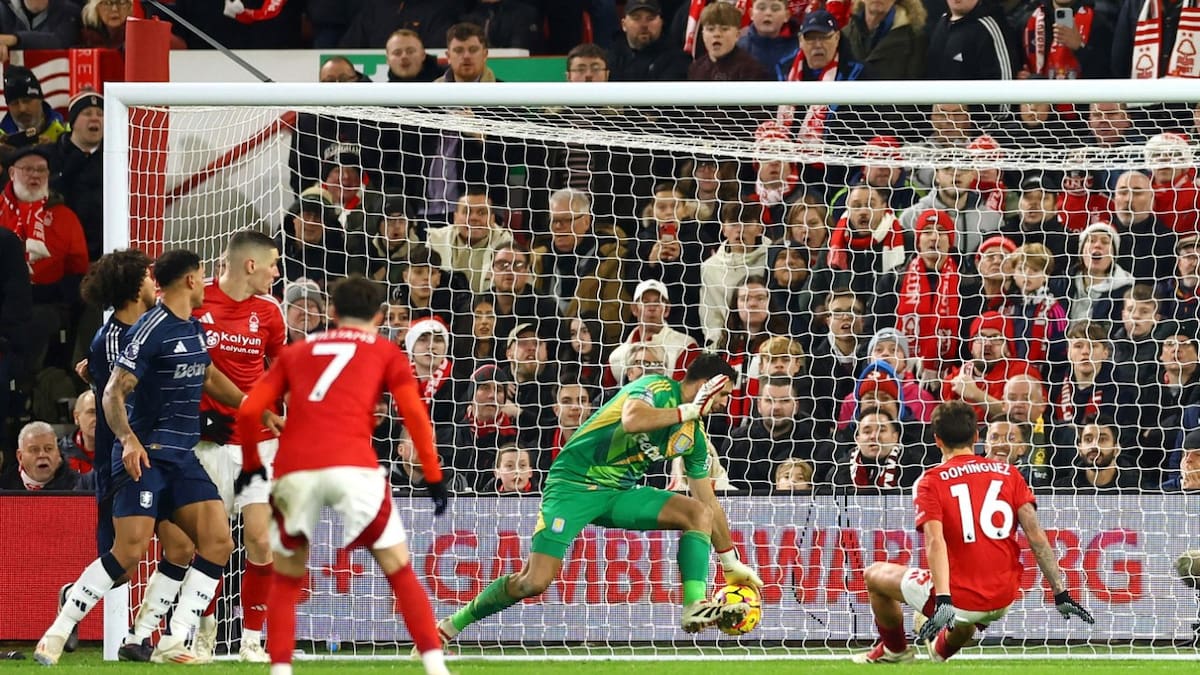 Atajada del Dibu Martínez ante el Nottingham Forest.