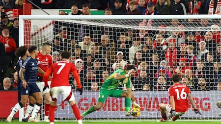 Atajada del Dibu Martínez ante el Nottingham Forest.