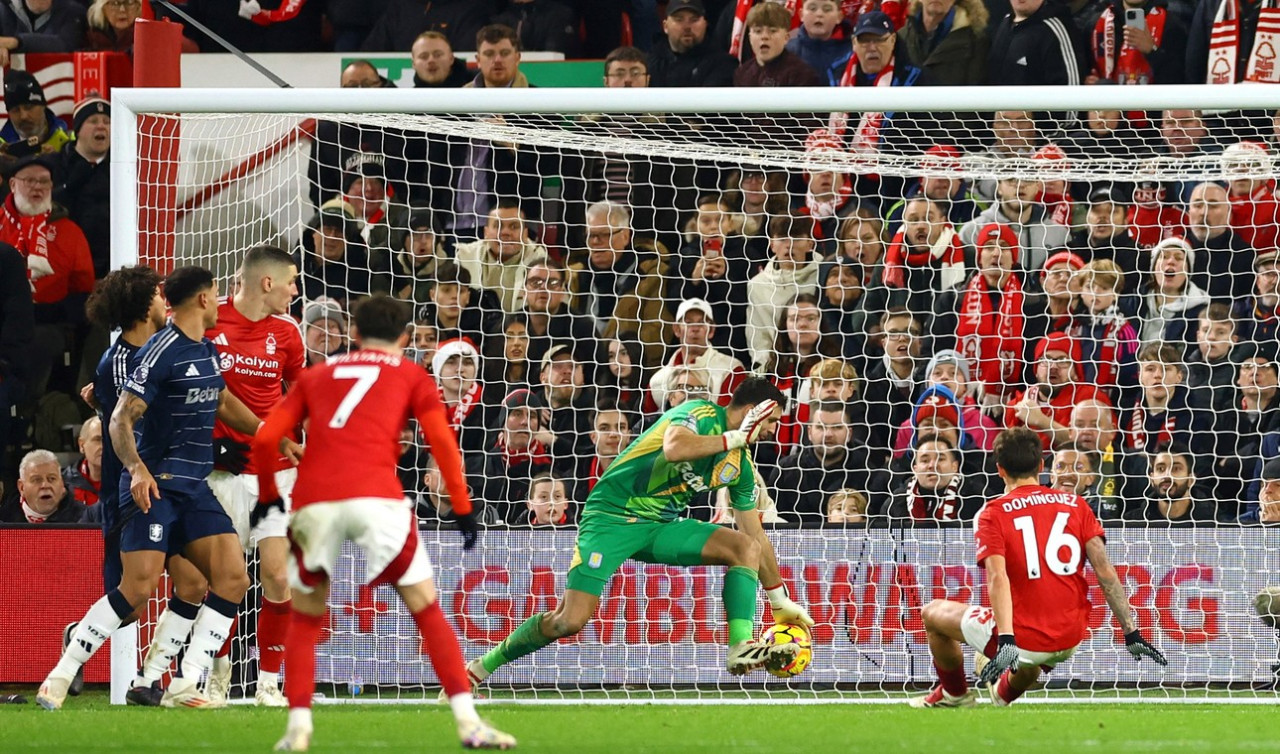 Atajada del Dibu Martínez ante el Nottingham Forest.