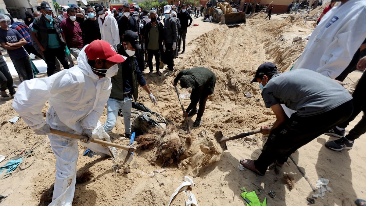 Encuentran una fosa común en Jan Yunis, Franja de Gaza. Foto: Reuters