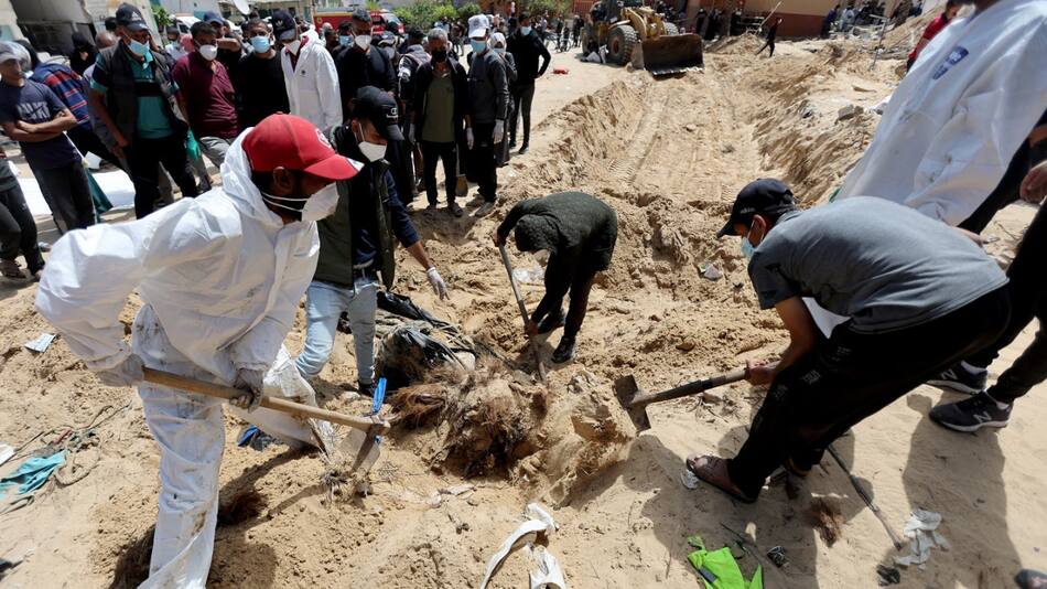 Encuentran una fosa común en Jan Yunis, Franja de Gaza. Foto: Reuters