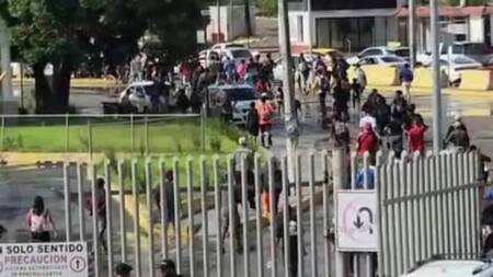 Estampida de migrantes entre México y EEUU. Foto: captura.