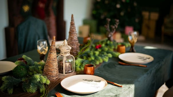 Adiós al rojo y al verde: el nuevo color tendencia para el mantel de la mesa de Navidad