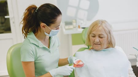 Uso de prótesis dental. Foto: Unsplash.