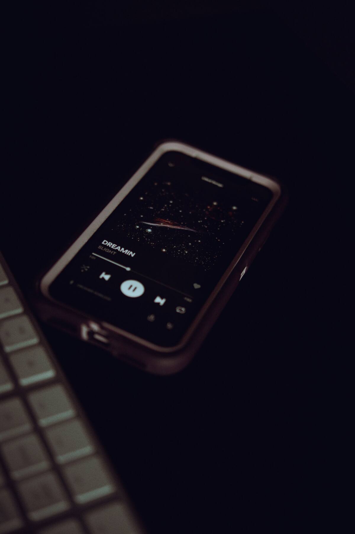 Musica, telefono, celular. Fuente: Pexels
