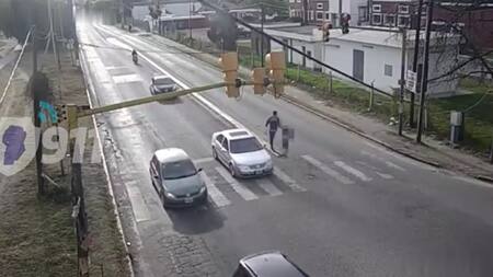 Momento de la puñalada. Foto: captura video.