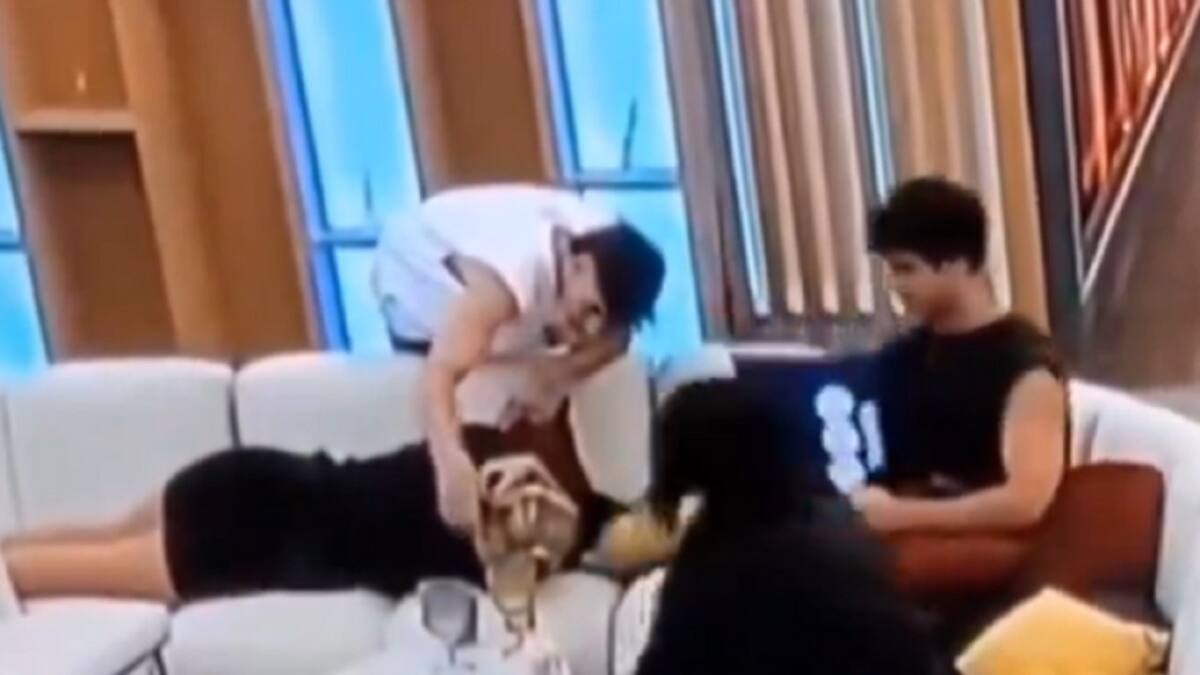Alan tomó del cuello a Sabrina mientras estaba acostada. Foto: captura.