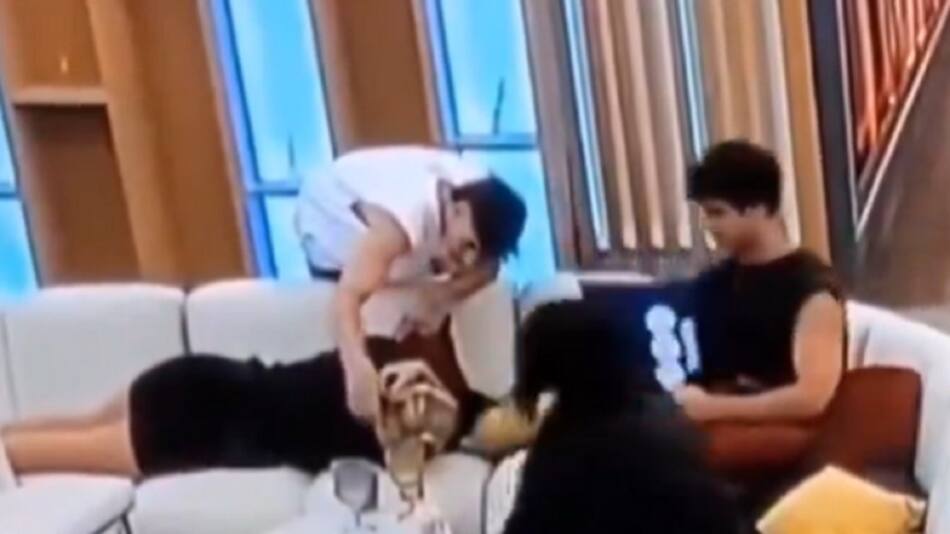 Alan tomó del cuello a Sabrina mientras estaba acostada. Foto: captura.