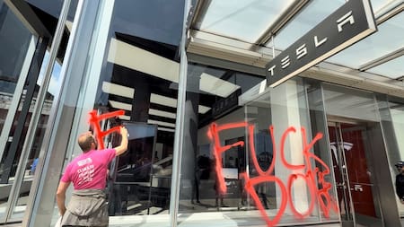Protestas contra locales de Tesla en Estados Unidos. Foto: Reuters.