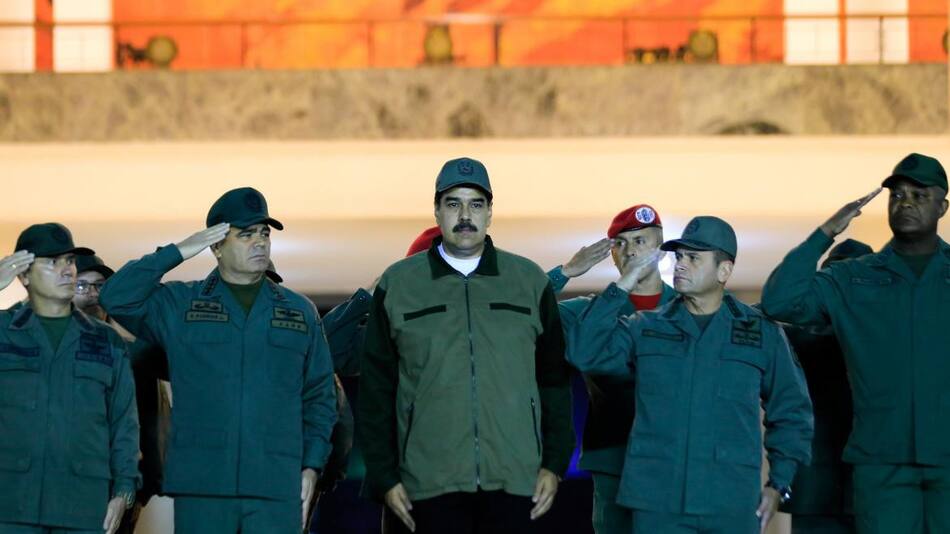 Nicolás Maduro, ante soldados oficialistas (Reuters)