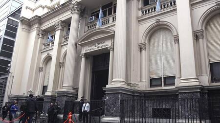 Economía argentina: el Tesoro sale a colocar Deuda para cubrir vencimientos del último trimestre