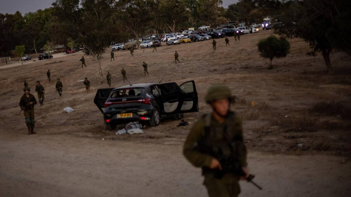 Soldados israelíes patrullan la zona del ataque de Hamas en el festival de música. Foto: EFE