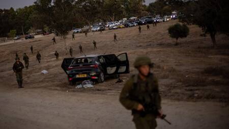 Soldados israelíes patrullan la zona del ataque de Hamas en el festival de música. Foto: EFE