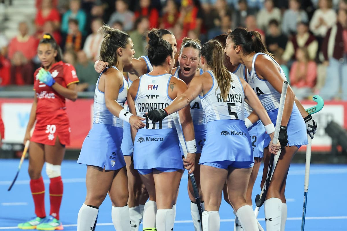 La selección argentina femenina de hockey terminó primera del Grupo F, con siete puntos.
