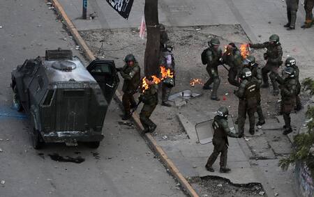 Carabineros atacados en Chile, REUTERS