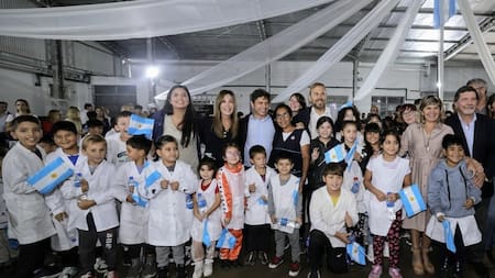 Kicillof inauguró el nuevo edificio de la Escuela Secundaria N°8 de Ezeiza. Foto: Instagram @kicillofok