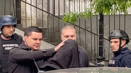 El autor del tiroteo de Belgrado con la cabeza cubierta. Foto Reuters.