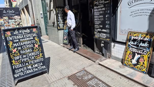 El mítico bodegón subterráneo que fue un cabaret en el Microcentro: por allí pasó la banda fundacional de cumbia argentina